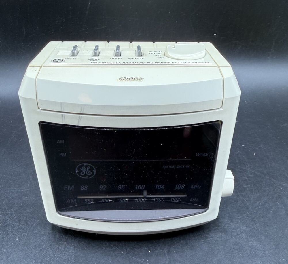 Vintage General Electric (GE) 7-4606WHA Digital AM/FM Alarm Clock Radio